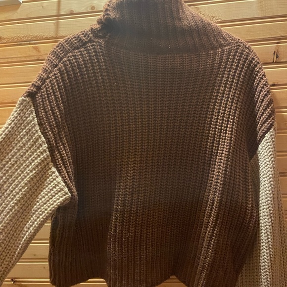 Women’s two colored Crop Sweater. Size Large. - Picture 3 of 4